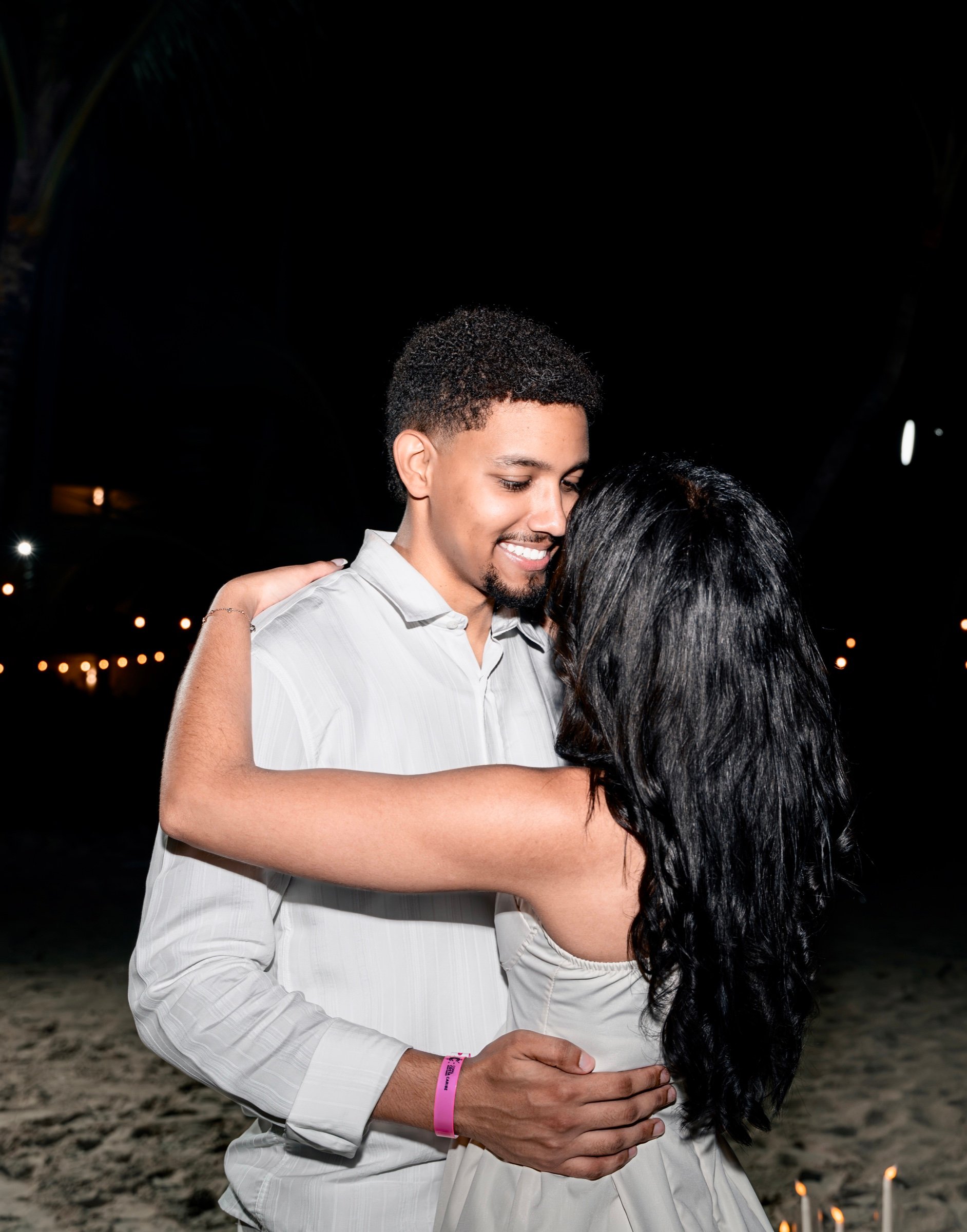 Moises y Sashalee comparten un abrazo durante el compromiso.