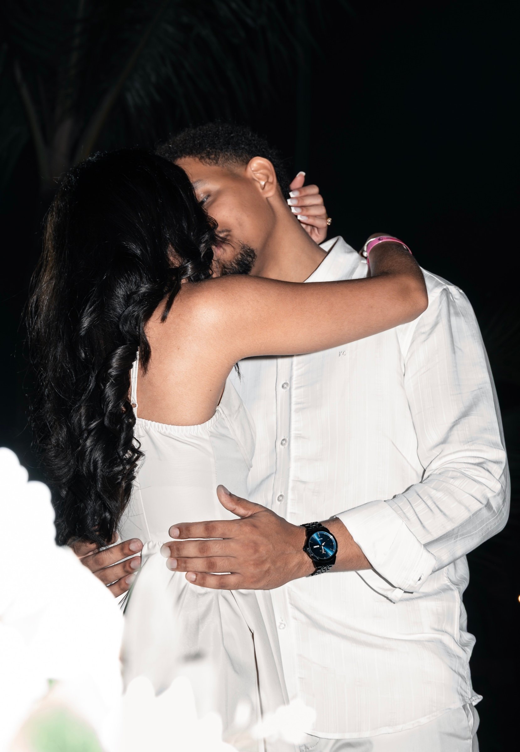 Sashalee abraza a Moises mientras comparten un beso.